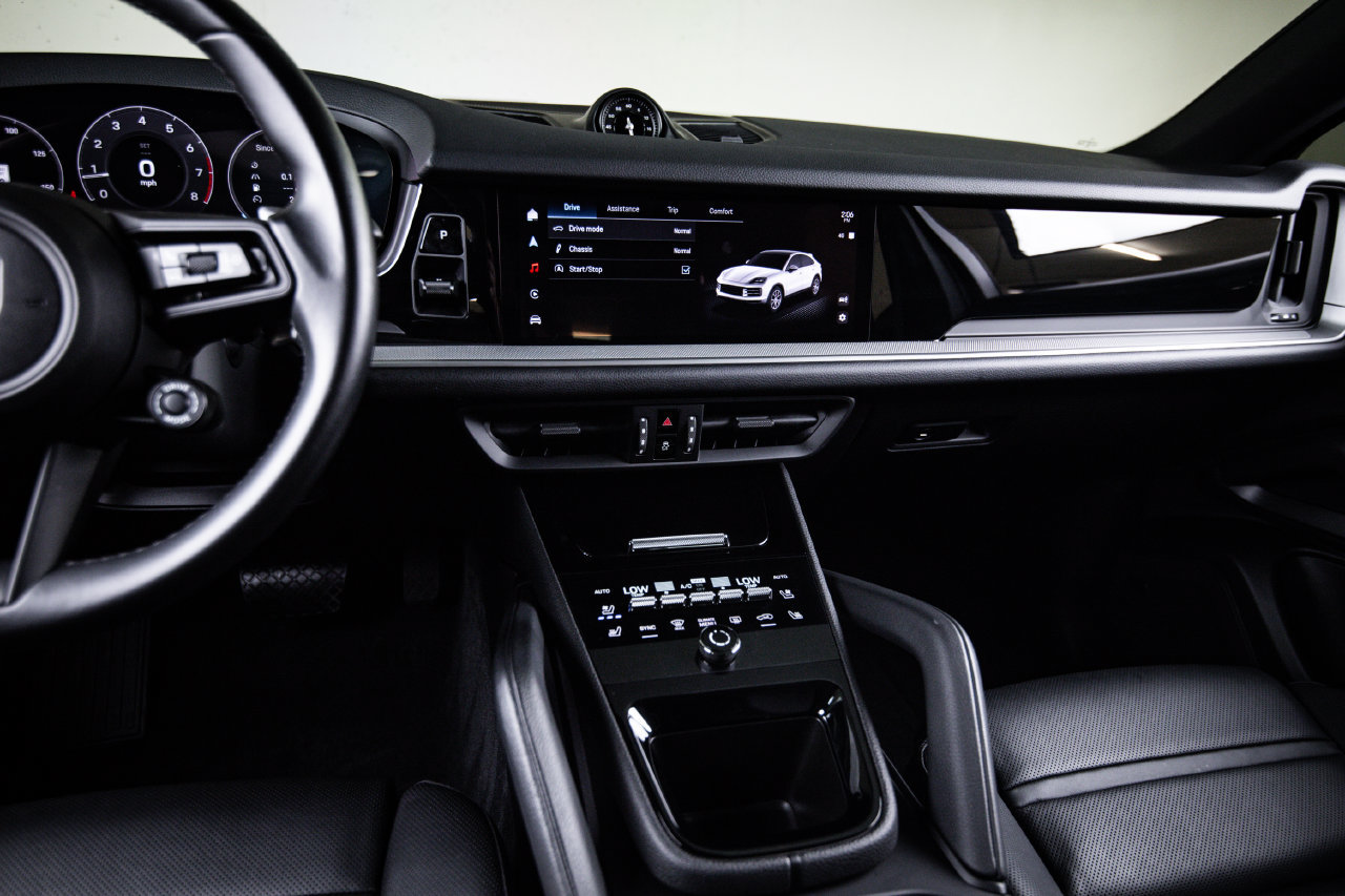 Certified 2024 Porsche Cayenne Coupe AWD/4WD image 19