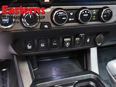 Used 2018 Toyota Tacoma TRD Sport AWD/4WD image 21