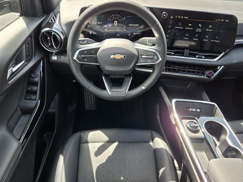 New 2026 Chevrolet Equinox LT w/ Convenience Package II FWD image 9