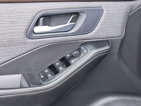 Used 2023 Nissan Rogue SV image 14