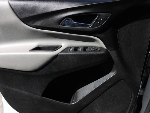 Used 2021 Chevrolet Equinox LS FWD image 13