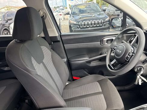 Used 2023 Kia Sorento LX FWD image 12