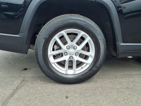 Certified 2023 Jeep Grand Cherokee L Laredo w/ Luxury Tech Group I AWD/4WD image 9