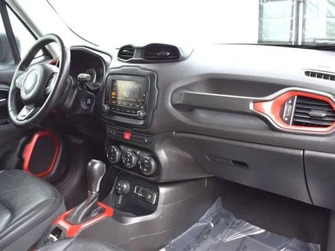 Used 2016 Jeep Renegade Trailhawk w/ Premium Trailhawk Package AWD/4WD image 11