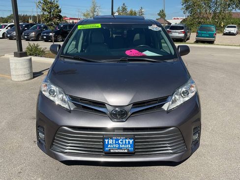 Used 2020 Toyota Sienna XLE Premium w/ Carpet Mat Package FWD image 12