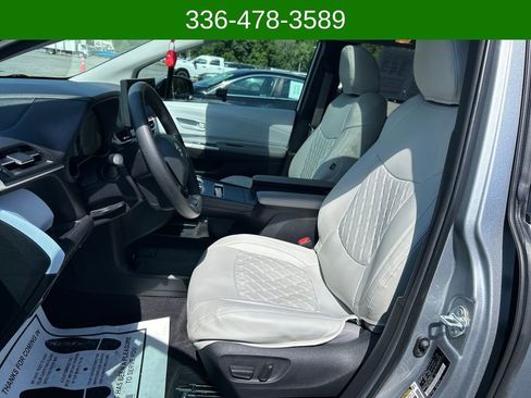 Used 2025 Toyota Sienna LE w/ LE Plus Package FWD image 9