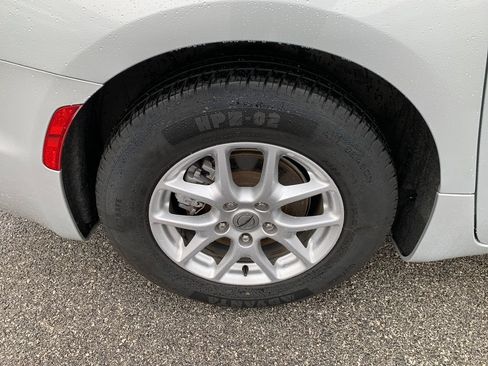 Used 2024 Chrysler Pacifica Touring-L FWD image 9