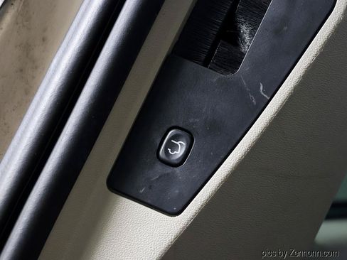 Used 2015 Chrysler Town & Country Touring FWD image 30
