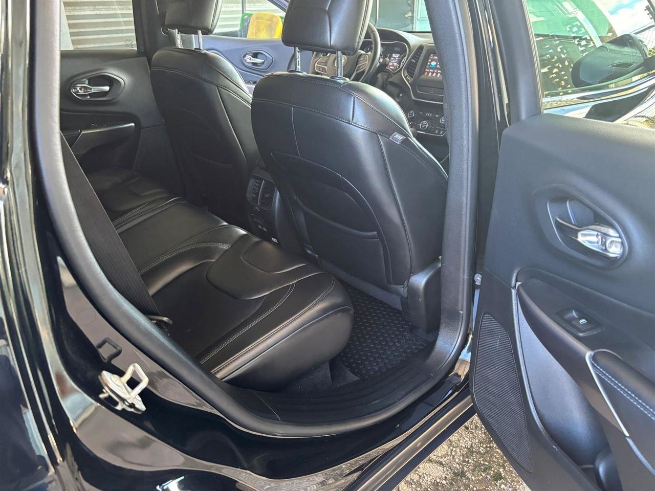Used 2019 Jeep Cherokee Latitude Plus w/ Comfort/Convenience Group AWD/4WD image 12