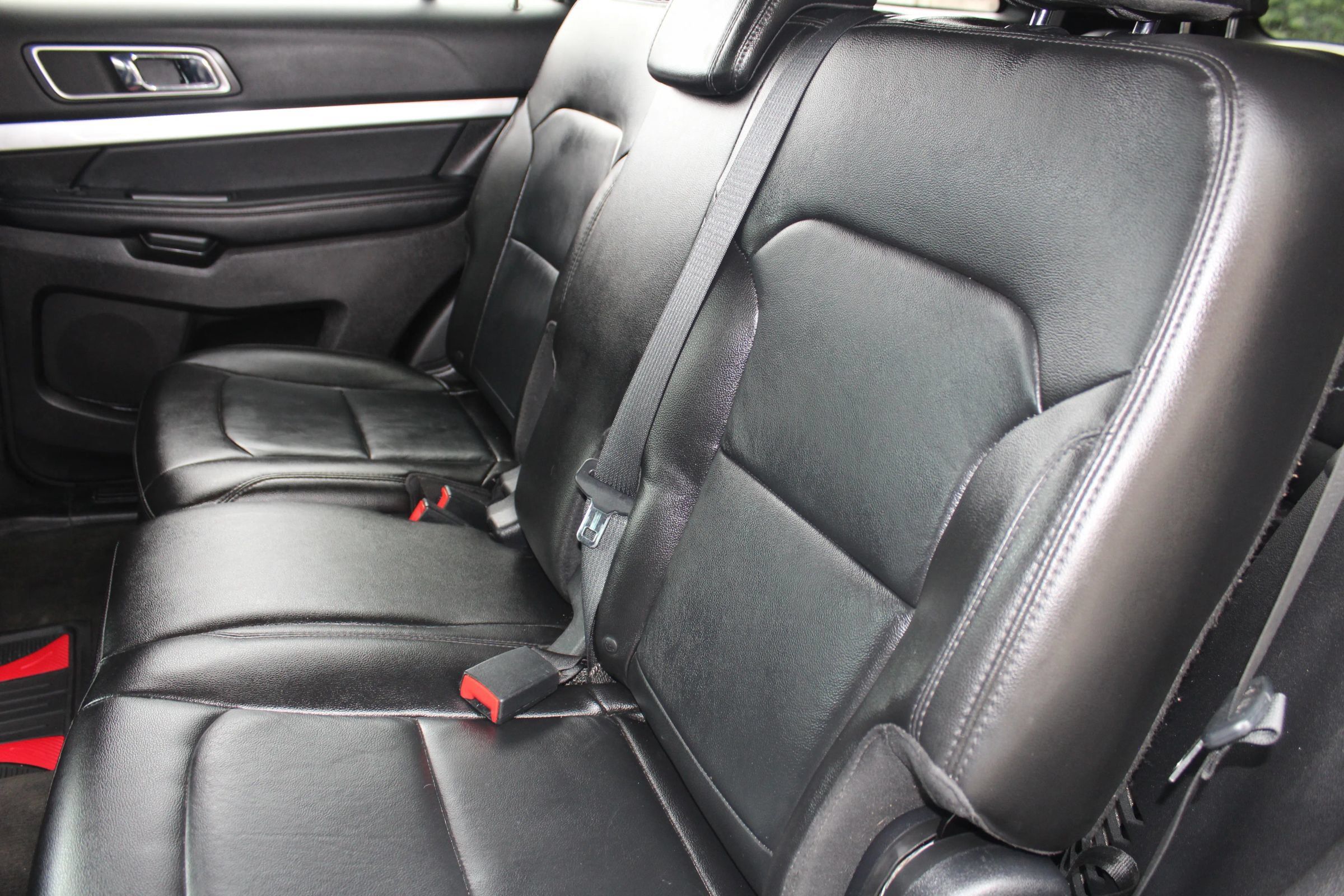 Used 2017 Ford Explorer XLT w/ Equipment Group 202A AWD/4WD image 13