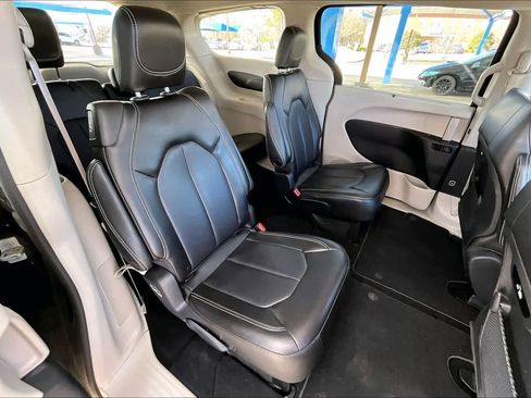 Used 2023 Chrysler Pacifica Touring-L image 19
