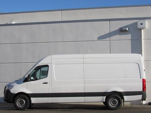 Used 2025 Mercedes-Benz Sprinter 2500 image 4