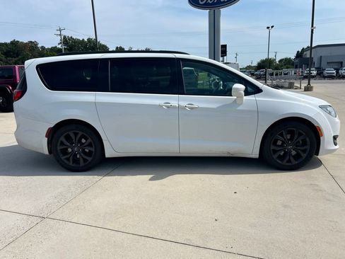 Used 2019 Chrysler Pacifica Touring-L Plus w/ S Appearance Package FWD image 9