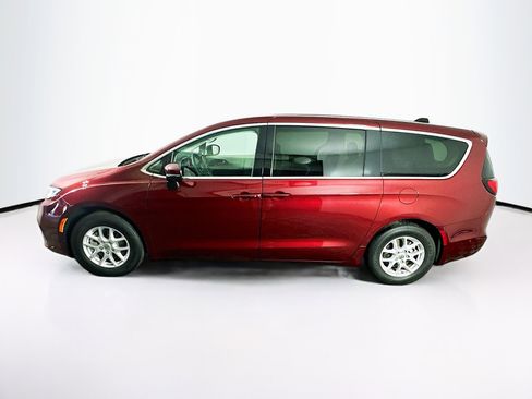 Used 2023 Chrysler Pacifica Touring-L image 4