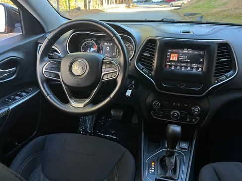 Used 2019 Jeep Cherokee Latitude w/ Cold Weather Group image 16