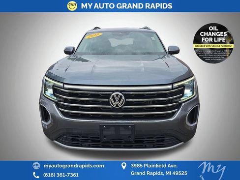 Used 2025 Volkswagen Atlas SE AWD/4WD image 2