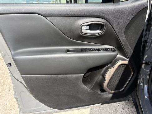 Used 2023 Jeep Renegade Latitude AWD/4WD image 10