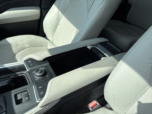 Used 2024 Toyota Grand Highlander AWD image 24