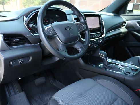 Used 2023 Chevrolet Traverse LT FWD image 3