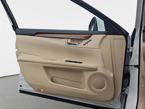 Used 2013 Lexus ES 300h image 26