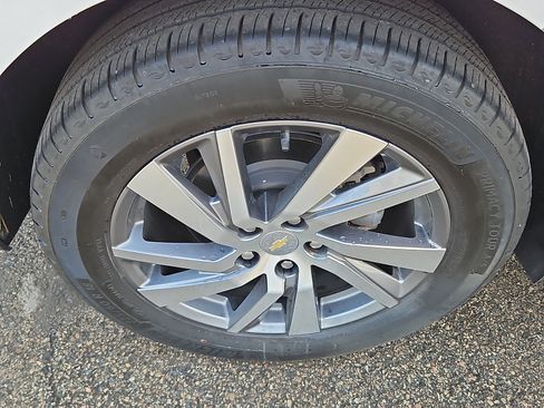 Used 2023 Chevrolet Equinox Premier AWD/4WD image 10