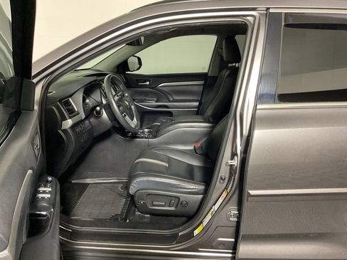 Used 2019 Toyota Highlander SE AWD/4WD image 23