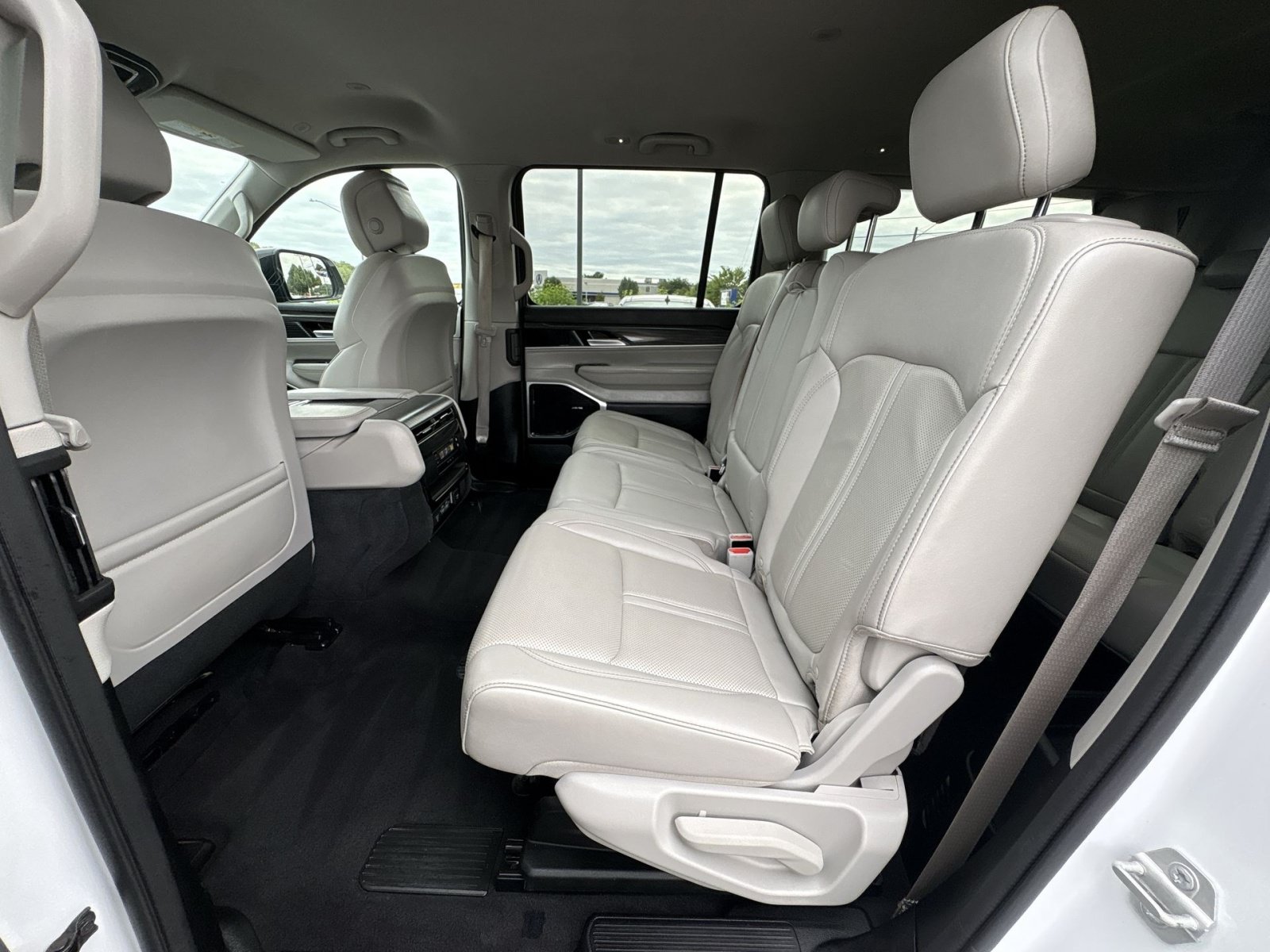 Used 2024 Jeep Wagoneer L Series II w/ Flexible Seating Group AWD/4WD image 23