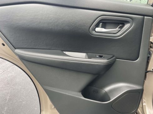 Used 2025 Nissan Rogue SV FWD image 12