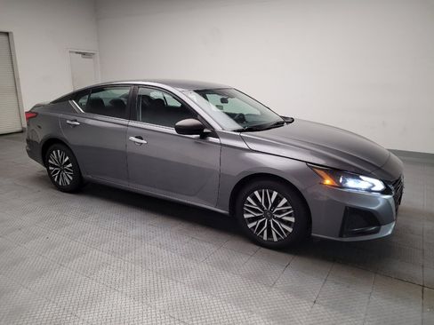 Used 2024 Nissan Altima 2.5 SV FWD image 11