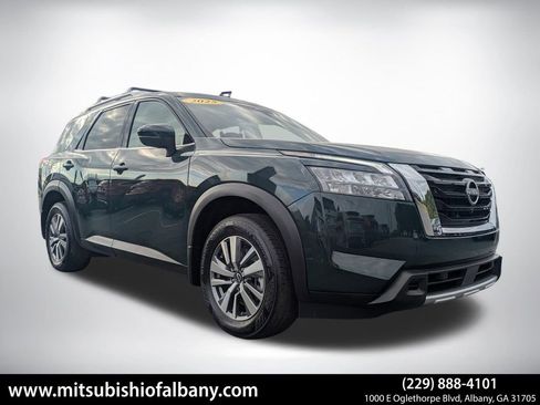 Used 2025 Nissan Pathfinder SL image 1
