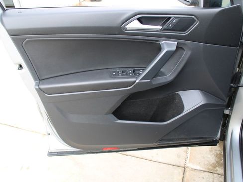 Certified 2020 Volkswagen Tiguan SE image 9