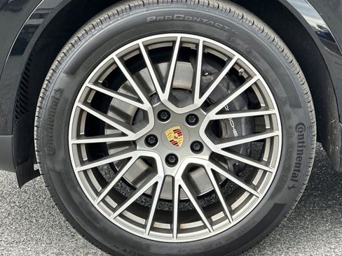 Used 2023 Porsche Cayenne Platinum Edition image 12