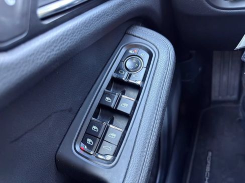 Used 2018 Porsche Macan Sport Edition AWD/4WD image 19
