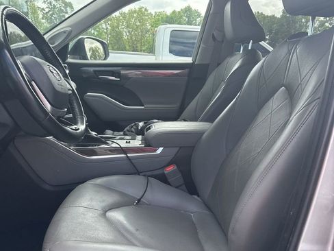 Used 2022 Toyota Highlander Platinum FWD image 6