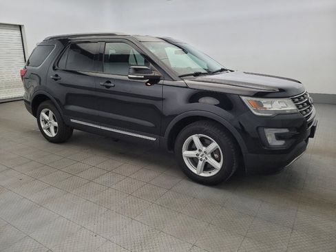 Used 2017 Ford Explorer XLT image 11