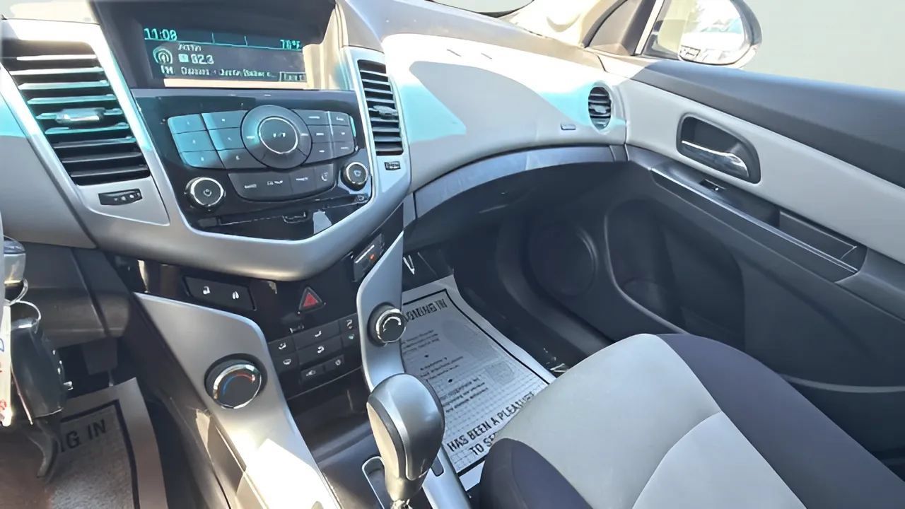 Used 2013 Chevrolet Cruze LS FWD image 13