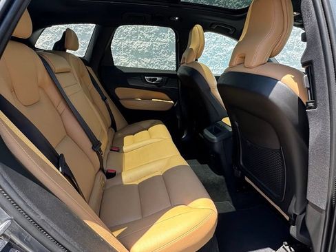 Used 2019 Volvo XC60 T5 Momentum w/ Premium Package AWD/4WD image 11