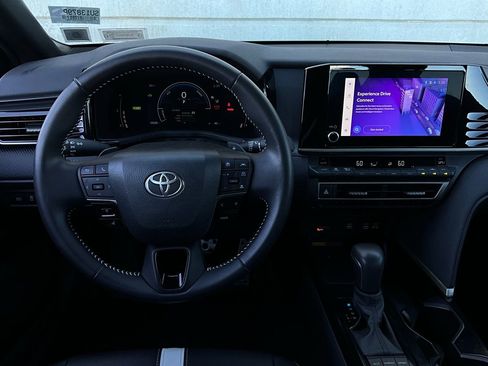 Used 2025 Toyota Camry SE image 14