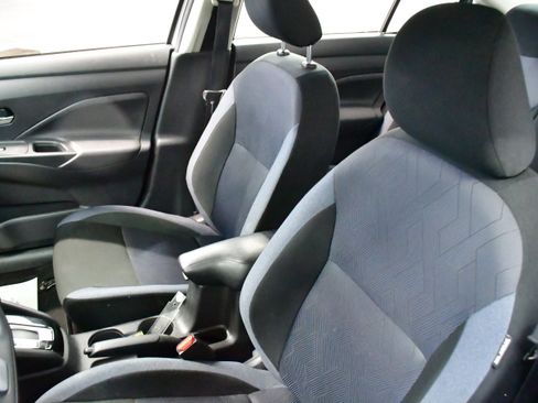 Used 2025 Nissan Versa SV image 9