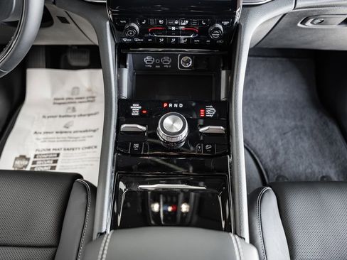 New 2025 Jeep Grand Cherokee Overland image 32