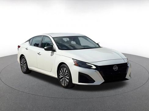Used 2025 Nissan Altima 2.5 SV FWD image 3