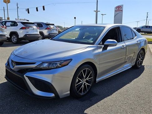 Used 2023 Toyota Camry SE image 3