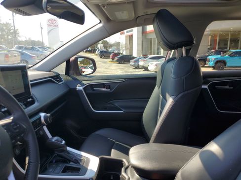 Used 2023 Toyota RAV4 XLE Premium image 17