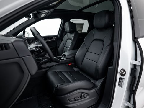 Certified 2026 Porsche Cayenne AWD/4WD image 5