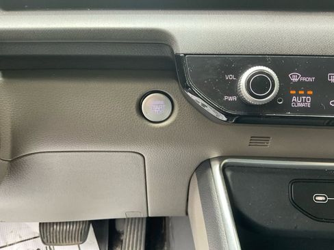 Certified 2025 Kia Carnival EX FWD image 28