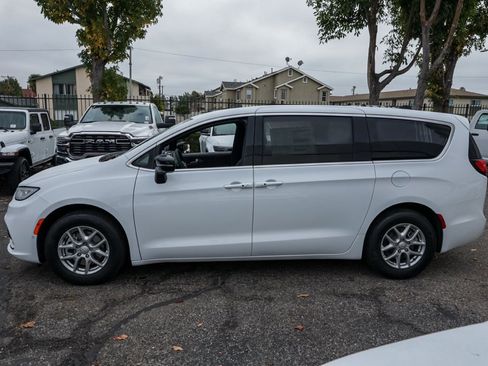 New 2026 Chrysler Pacifica Select image 2