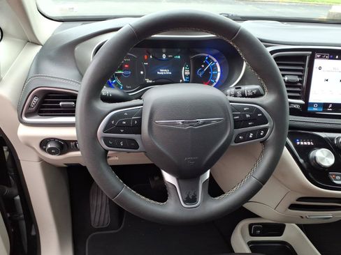 Used 2023 Chrysler Pacifica Touring-L FWD image 7