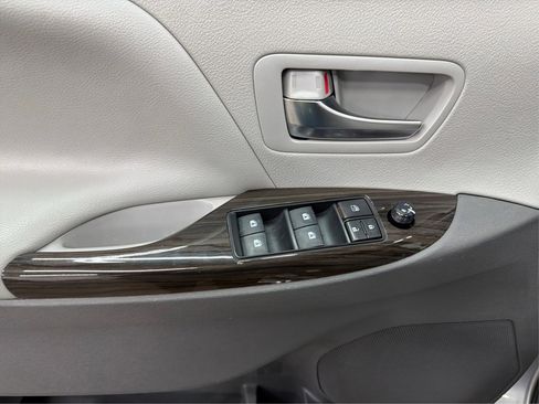 Used 2019 Toyota Sienna XLE image 30