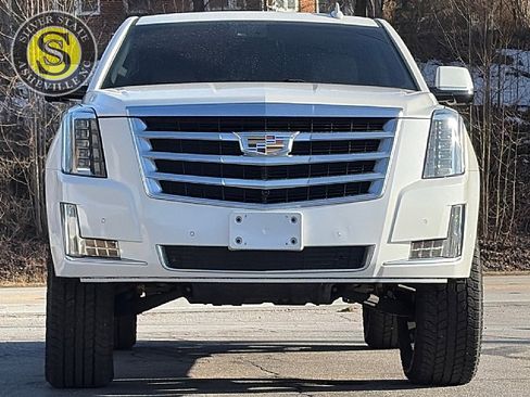 Used 2017 Cadillac Escalade Luxury image 2