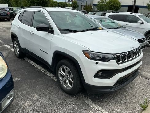 Used 2024 Jeep Compass Latitude AWD/4WD image 4